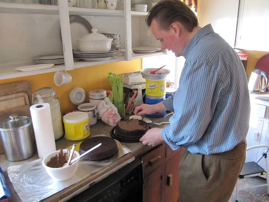 chris_making_ashlyns_18th_birthday_cake_2