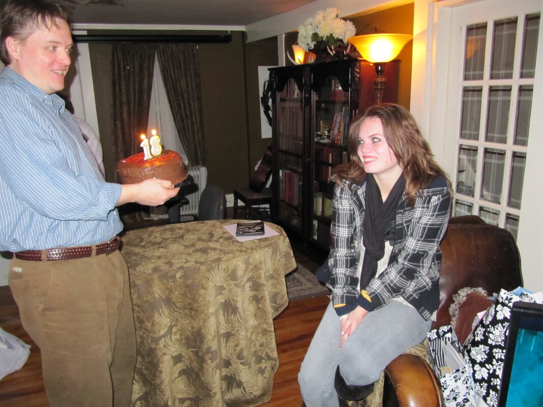 chris_making_ashlyns_18th_birthday_cake_4